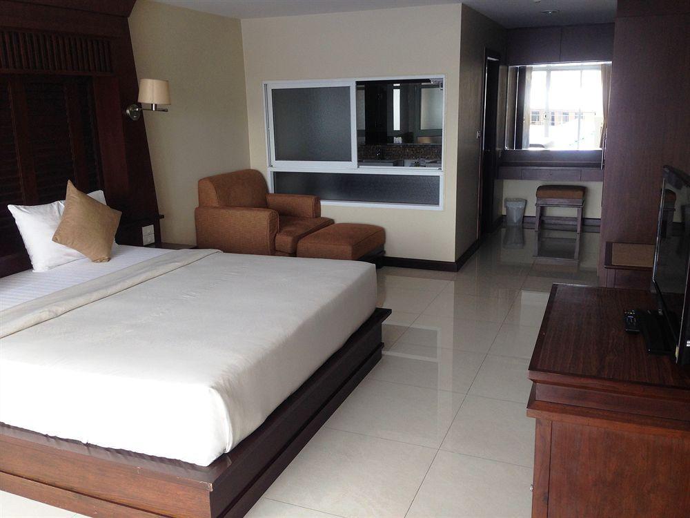 August Suites Pattaya Bagian luar foto