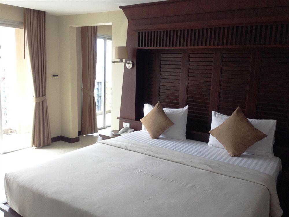 August Suites Pattaya Bagian luar foto